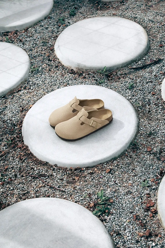 Birkenstock klapki zamszowe Boston beżowy 1030883