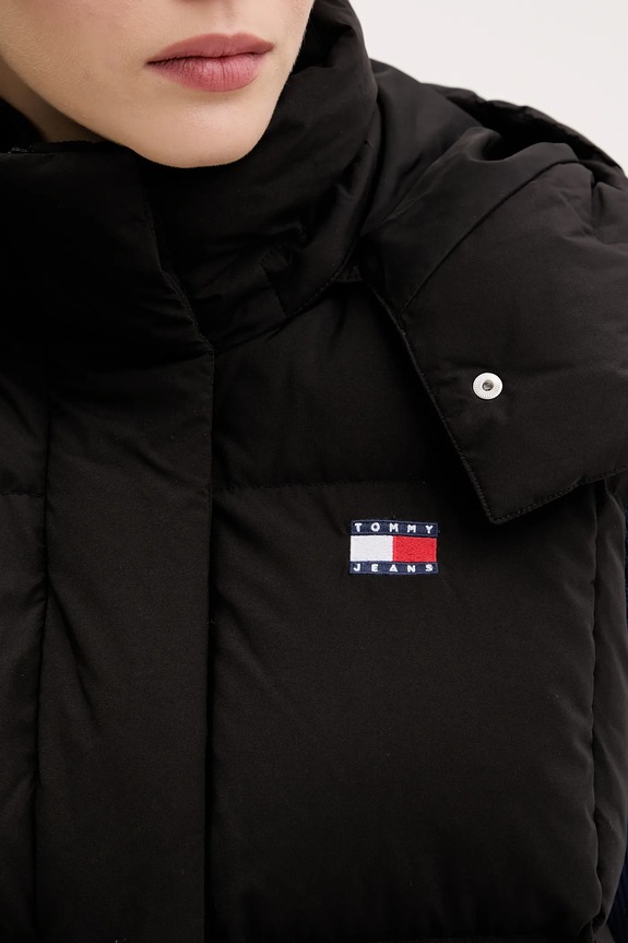 Αμάνικο από πούπουλα Tommy Jeans DW0DW21627 μαύρο
