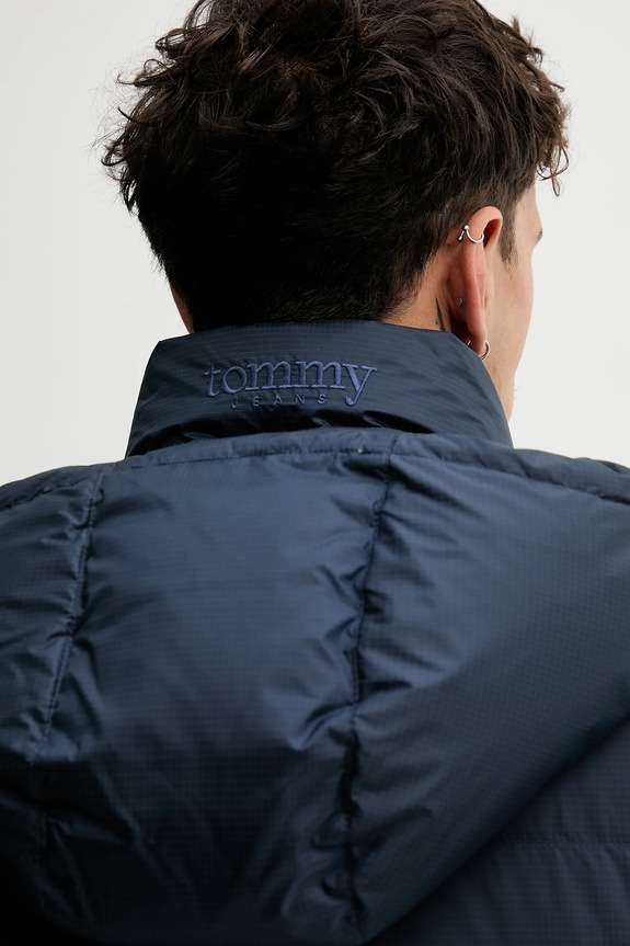 Μπουφάν με επένδυση από πούπουλα Tommy Jeans DM0DM22036