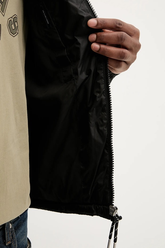 Páperová bunda Tommy Jeans DM0DM22036