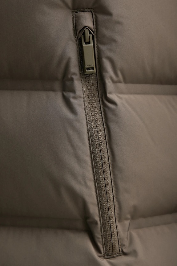 Páperová bunda Calvin Klein LV04LD516G hnedá