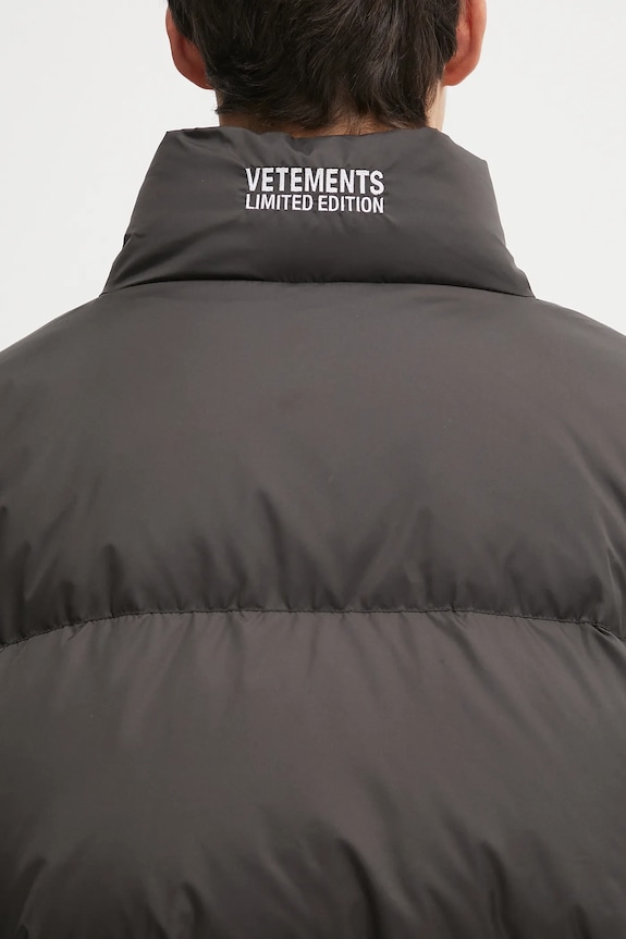 VETEMENTS piumino Iconic Boxy Puffer UH76PU200BW nero