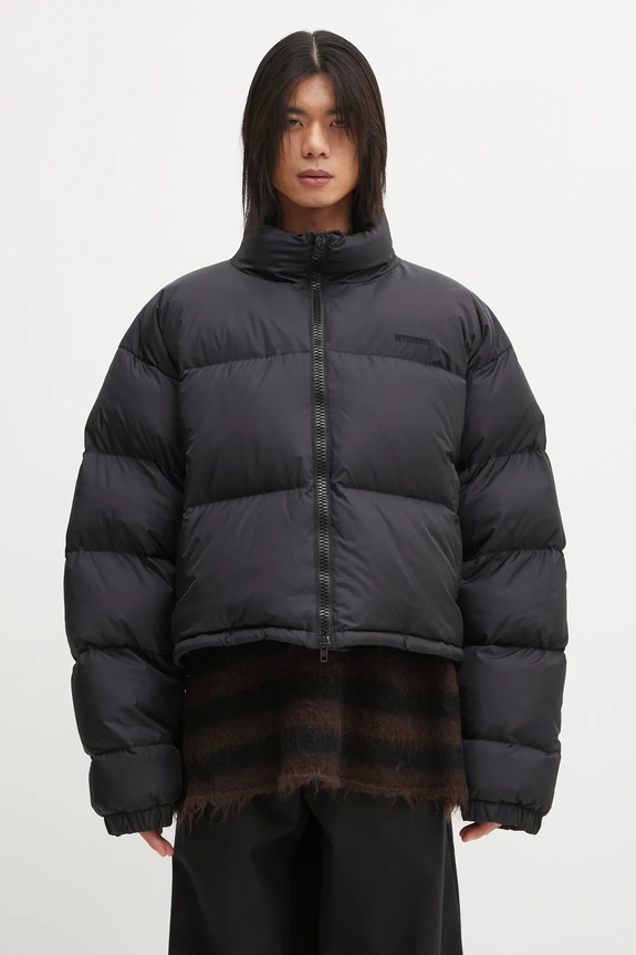 Páperová bunda VETEMENTS Double Logo Boxy Puffer zateplené čierna UH76PU220BB