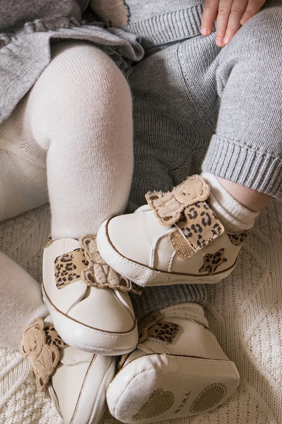 Mayoral Newborn buty niemowlęce syntetyczny beżowy 9966.2N.Newborn.9BYA