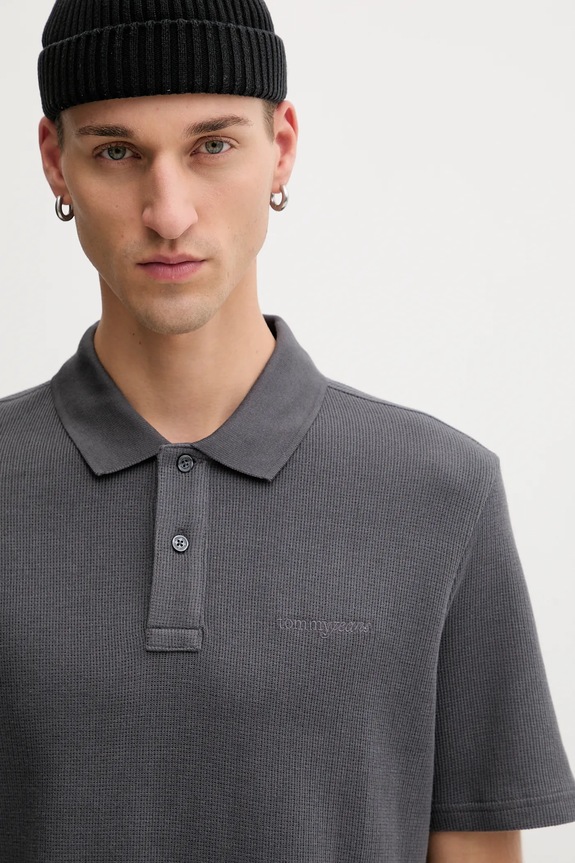 Βαμβακερό μπλουζάκι πόλο Tommy Jeans γκρί DM0DM22415
