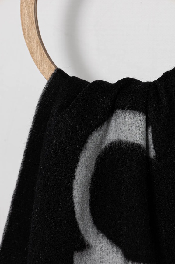 Calvin Klein eșarfă de lână LV04D8026G negru AW25