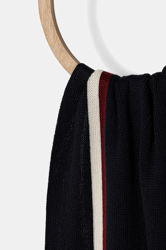 Šal z dodatkom volne Tommy Hilfiger AM0AM13595 mornarsko modra AW25