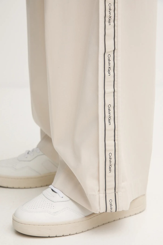 Βαμβακερό παντελόνι Calvin Klein Jeans μπεζ LV044D612G