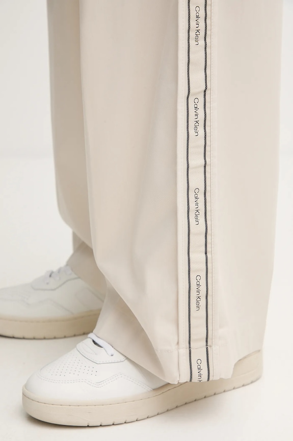 Βαμβακερό παντελόνι Calvin Klein Jeans μπεζ LV044D612G