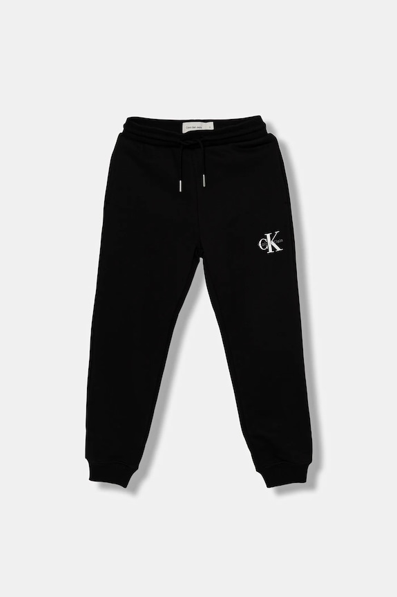 Παιδικό βαμβακερό παντελόνι Calvin Klein Jeans απλικέ μαύρο IU0IU00713.128.170.9BYA