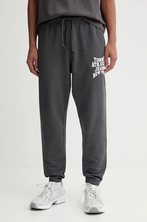 Bavlnené tepláky Tommy Jeans potlač sivá DM0DM22083
