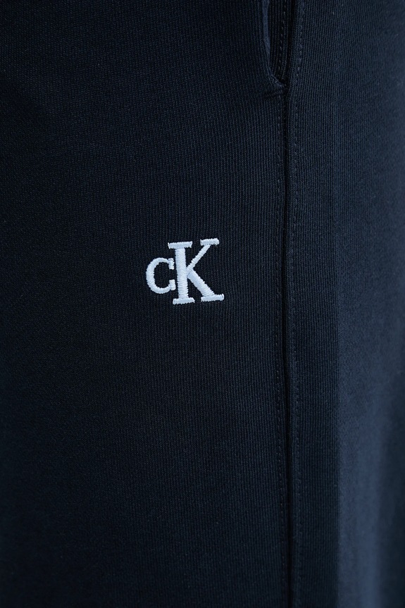 Βαμβακερό παντελόνι Calvin Klein Jeans σκούρο μπλε LV04RD241G