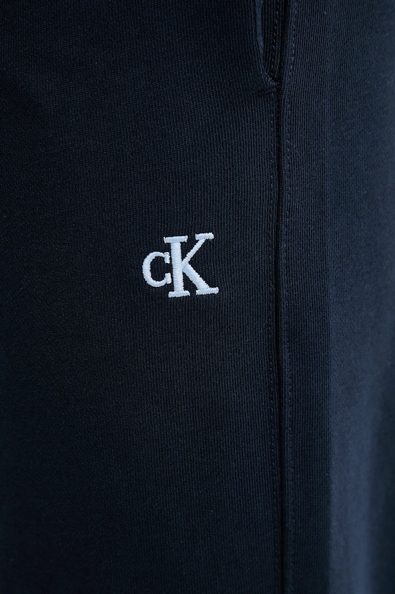 Βαμβακερό παντελόνι Calvin Klein Jeans σκούρο μπλε LV04RD241G