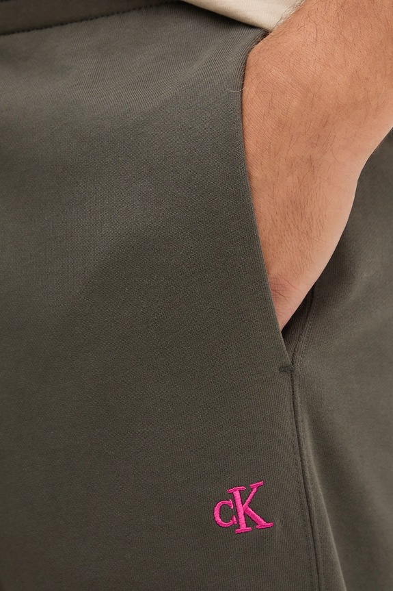 Βαμβακερό παντελόνι Calvin Klein Jeans γκρί LV04RD241G