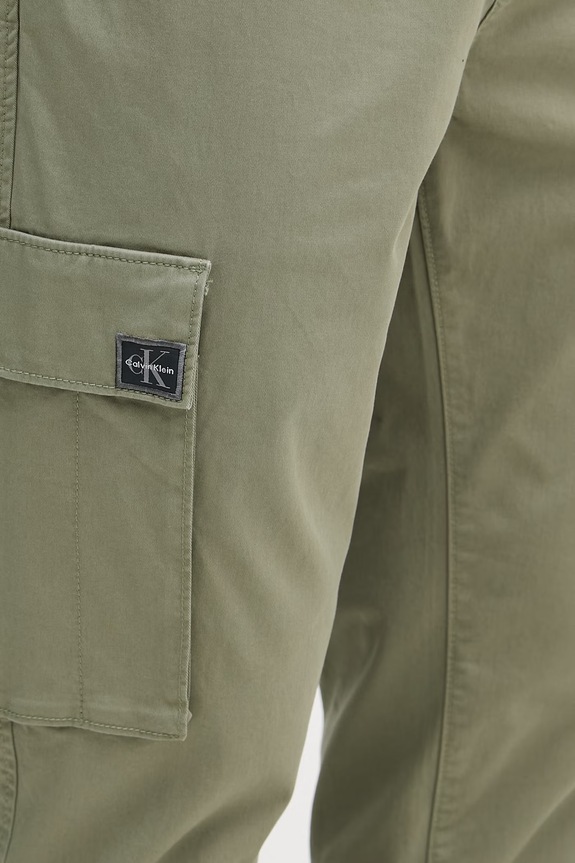 Calvin Klein Jeans nohavice cargo pánske bavlnené s elastanom zelená LV04RD608G