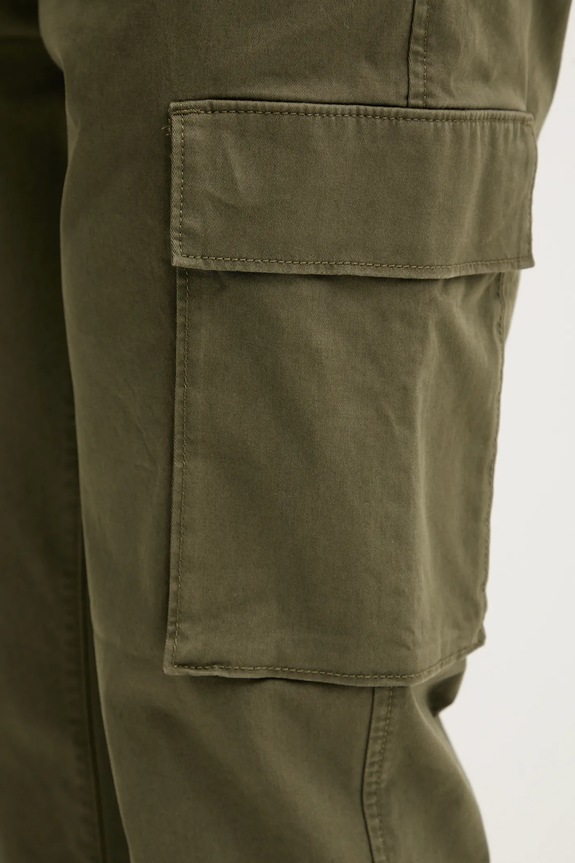 Calvin Klein Jeans pantaloni cargo da uomo in cotone con elastan verde LV04RD608G