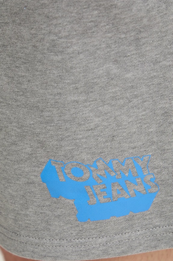 Bombažne kratke hlače Tommy Jeans siva DM0DM21803