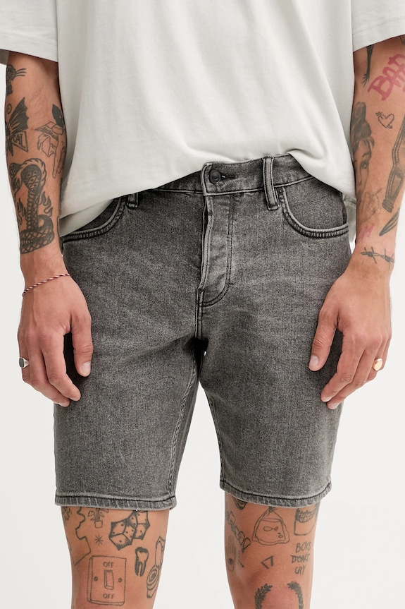 Rifľové krátke nohavice AllSaints SWITCH rifľovina sivá M048TC