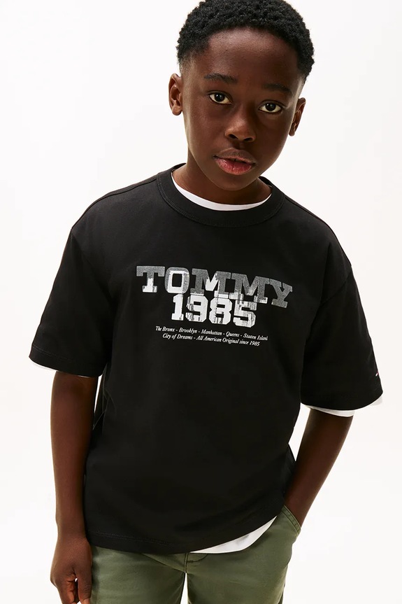 Παιδικό βαμβακερό μπλουζάκι Tommy Hilfiger στάμπα μαύρο KB0KB10087.128.176.9BYA