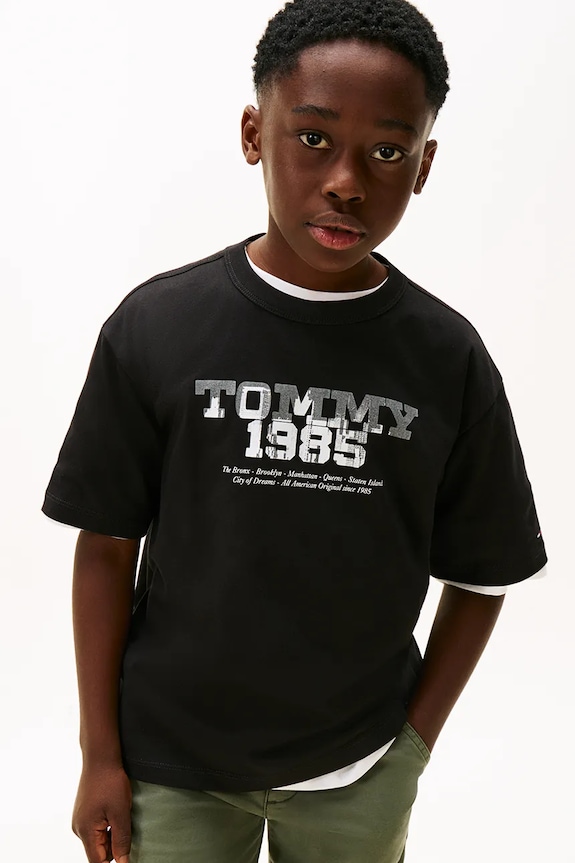 Παιδικό βαμβακερό μπλουζάκι Tommy Hilfiger στάμπα μαύρο KB0KB10087.128.176.9BYA