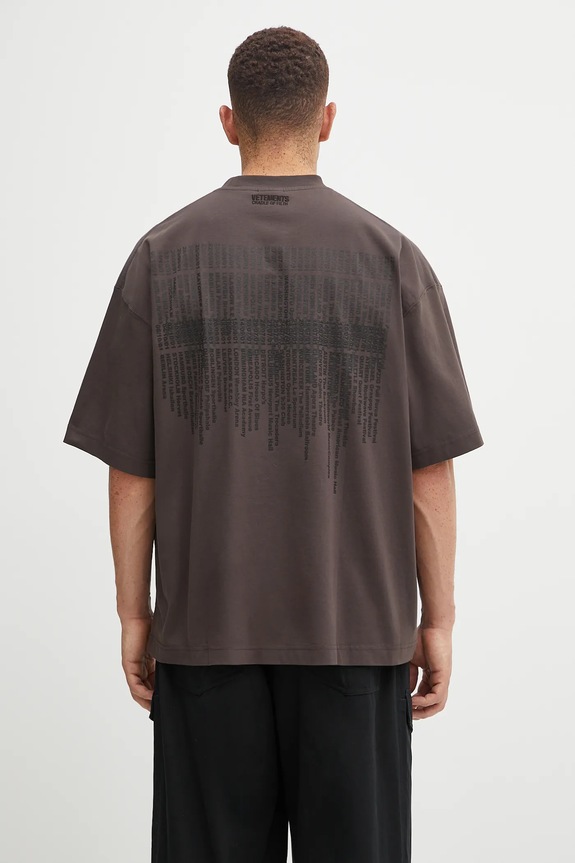Одежда Хлопковая футболка VETEMENTS Cof Double Dripping Logo Regular UCF76TR450C коричневый