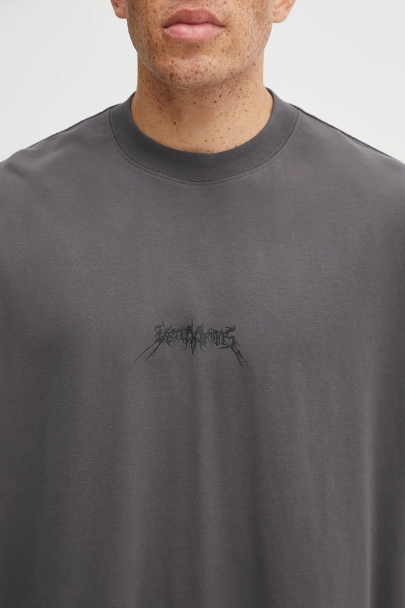 Хлопковая футболка VETEMENTS Metal Logo Regular серый UH76TR600M