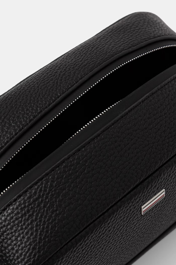 Tommy Hilfiger kozmetická taška dámska z imitácie kože čierna AM0AM14485
