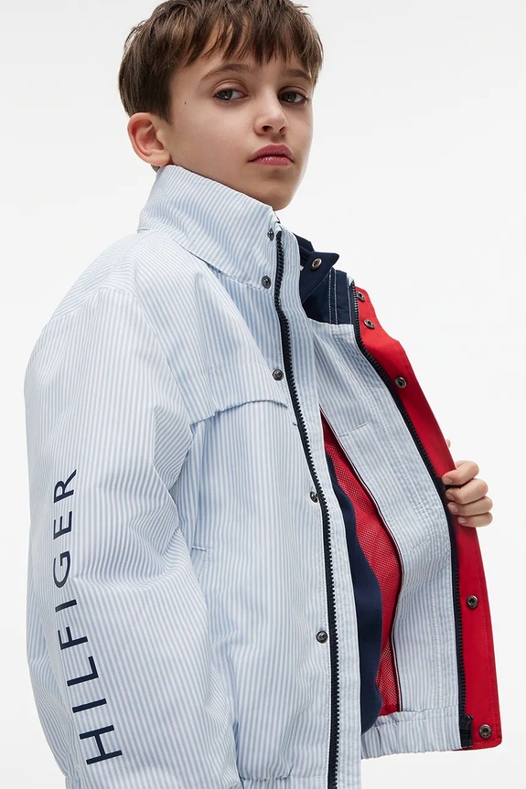 Chłopiec Tommy Hilfiger krótka kurtka dziecięca KB0KB10450.128.176.9BY2 biały