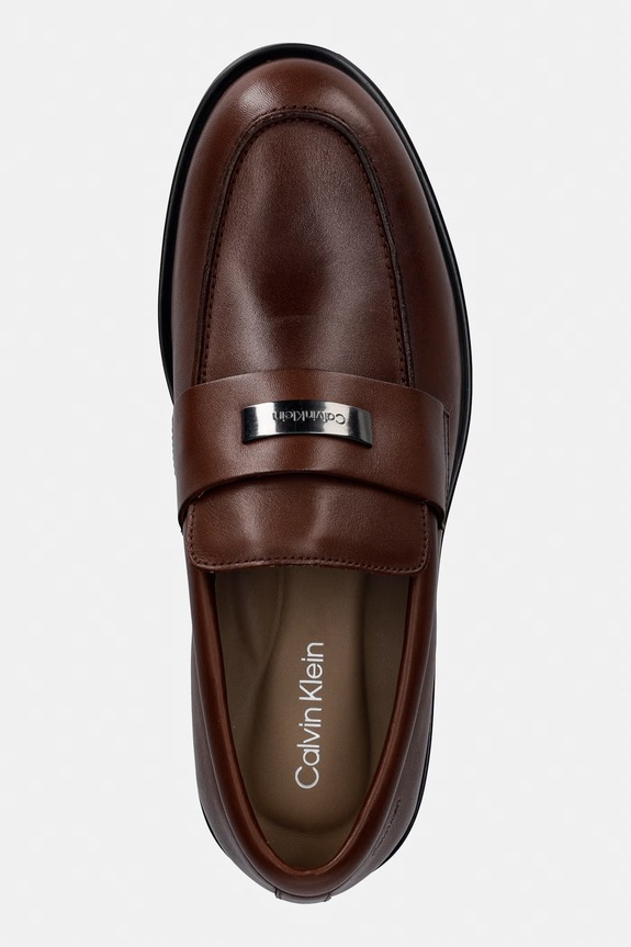 Calvin Klein mocassini da uomo in pelle ESS RUBBER LOAFER HW PLAQ VA LTH marrone HM0HM02177.GYU