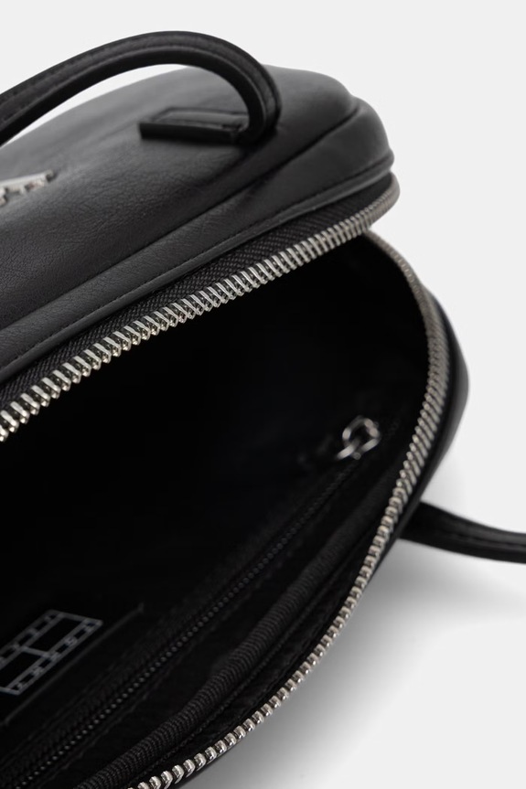 Tommy Jeans kabelka typu baguette dámska z imitácie kože AW0AW18787 čierna