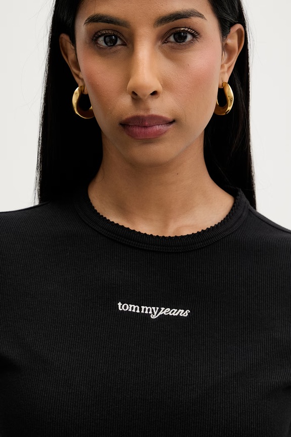Tommy Jeans t-shirt γυναικείο βαμβακερό με ελαστάν μαύρο DW0DW22809
