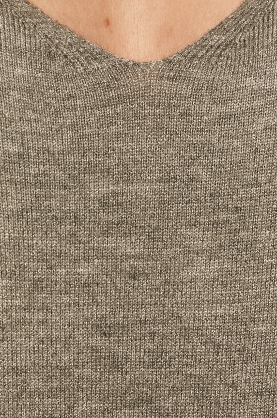 Sweter damski z dekoltem z gładkiej dzianiny szary RS21.SWD040