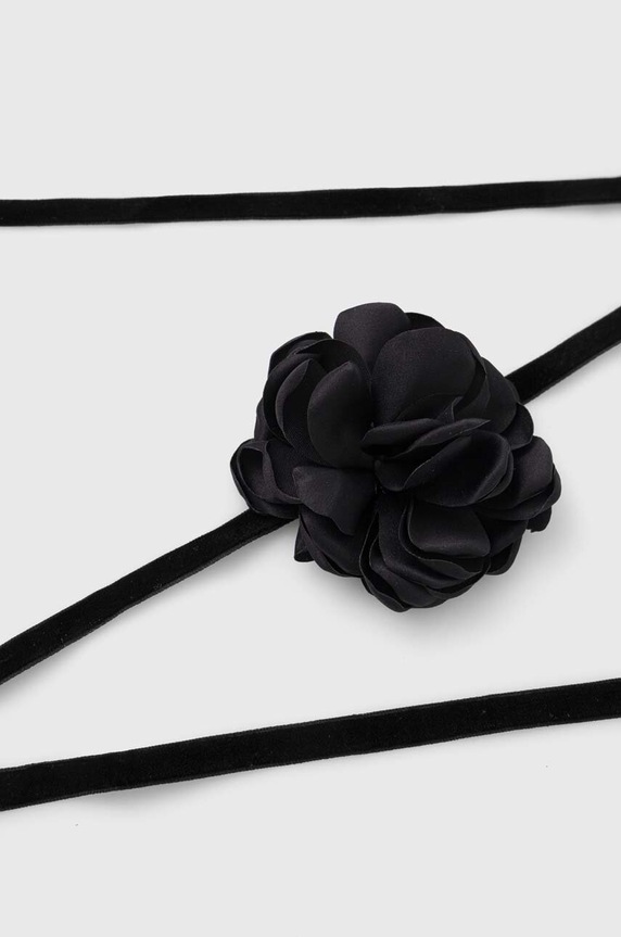 Naszyjnik damski z ozdobą w kształcie kwiatu kolor czarny czarny RS24-AKD906