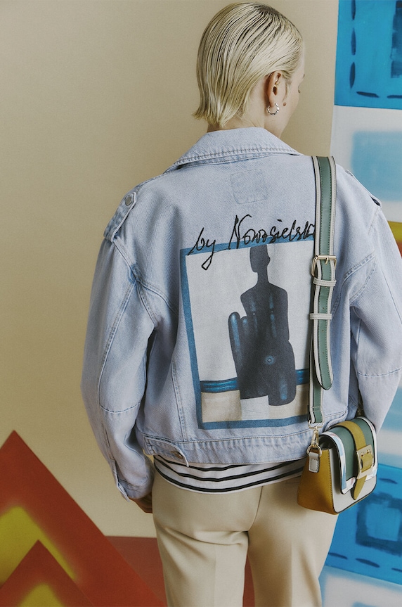 Kurtka jeansowa bawełniana damska z kolekcji Jerzy Nowosielski x Medicine kolor niebieski jeans niebieski RS24-KUD650