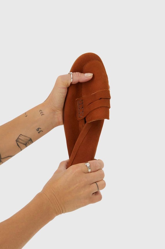 Mokasyny zamszowe damskie z elastyczną podeszwą kolor brązowy RS24-OBD403