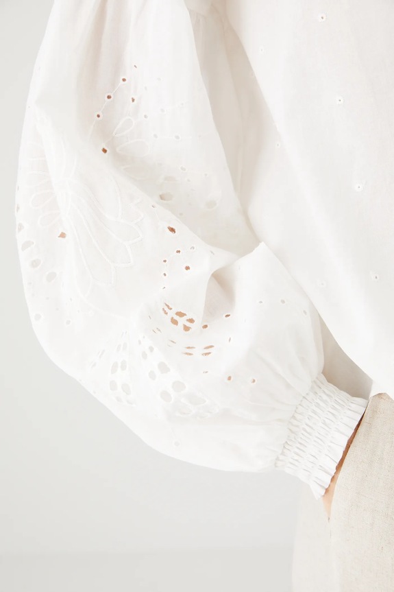 Bavlněná halenka dámská s ozdobnými výšivkami bílá barva RS25.BDDA01 bílá