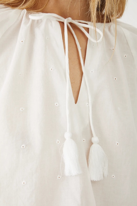 Bavlněná halenka dámská s ozdobnými výšivkami bílá barva RS25.BDDA01