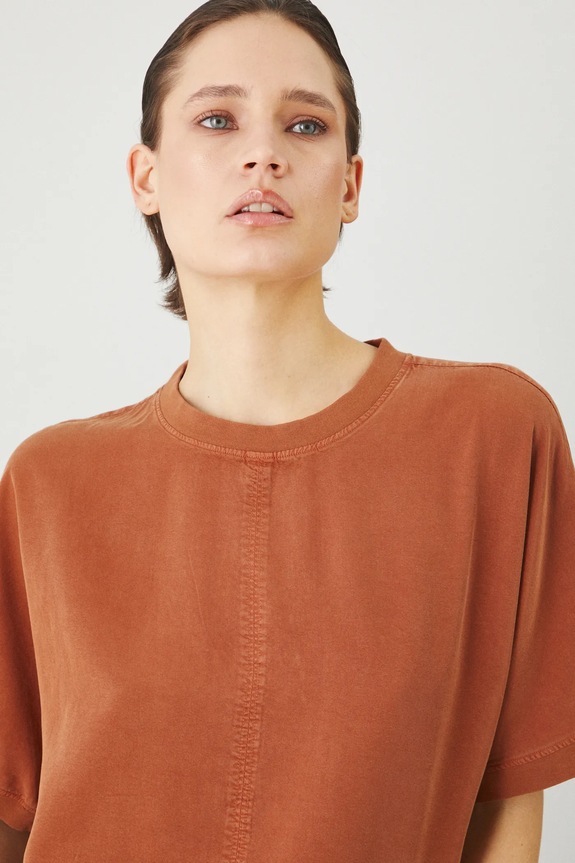 Blúzka z lyocellu hnedá farba RS25-BKD070 hnedá