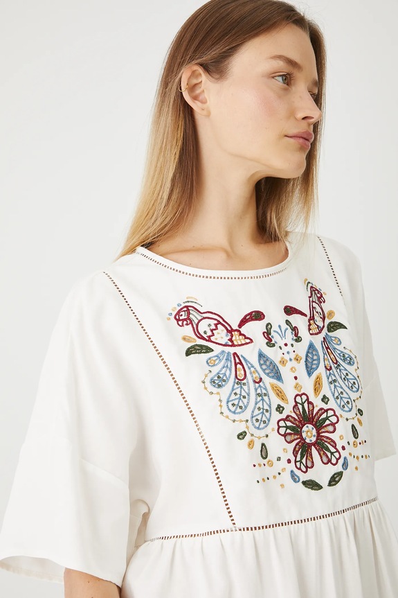 Bluzka z domieszką lnu damska z ozdobnymi haftami kolor biały biały RS25-BKDA03