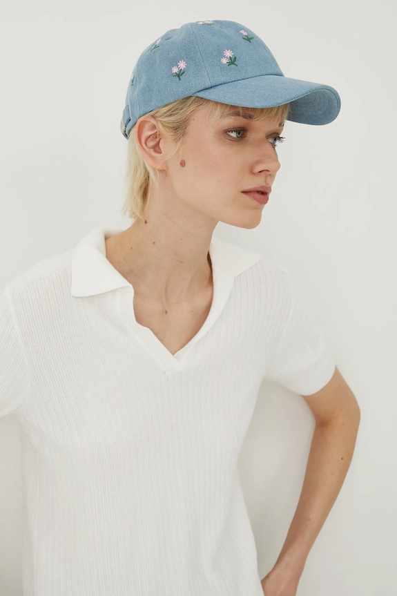 Czapka z daszkiem jeansowa z ozdobnym haftem kolor niebieski aplikacja niebieski RS25-CAD503