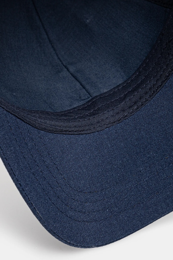 Czapka z daszkiem z lnem męska z ozdobną naszywką kolor granatowy granatowy RS25-CAM502