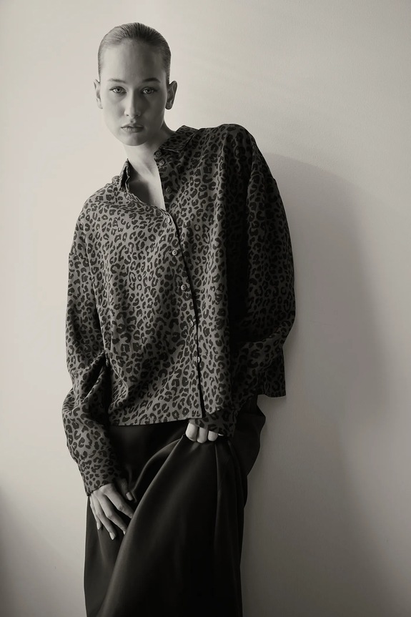 Koszula z domieszką lnu w panterkę kolor zielony RS25-KDD801