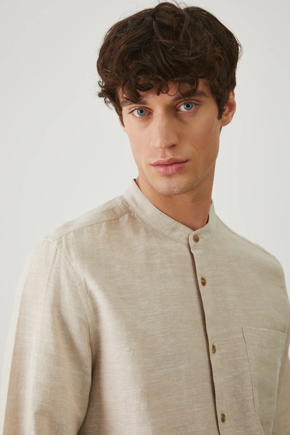 Koszula z lnem męska ze stójką kolor beżowy długi beżowy RS25-KDM070