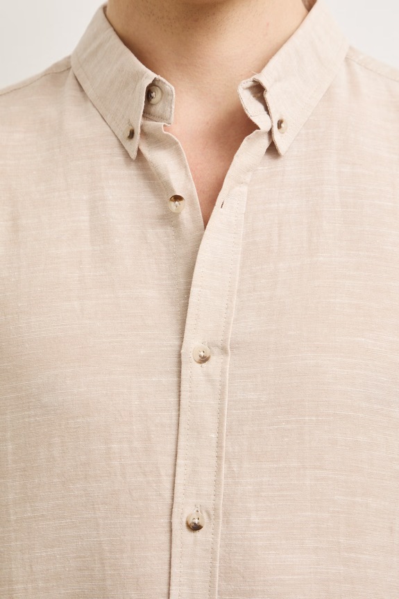 Koszula lniana męska z kołnierzykiem button-down kolor beżowy RS25-KKM070 beżowy