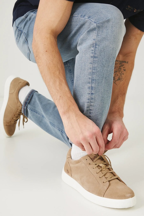 Sneakersy zamszowe męskie z elastyczną podeszwą kolor beżowy niska beżowy RS25-OBM305