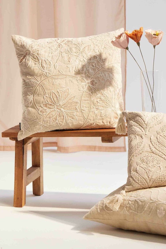 Sypialnia Poszewka na poduszkę z lnem z ozdobną aplikacją 45 x 45 cm kolor beżowy RS25-PSU905 beżowy