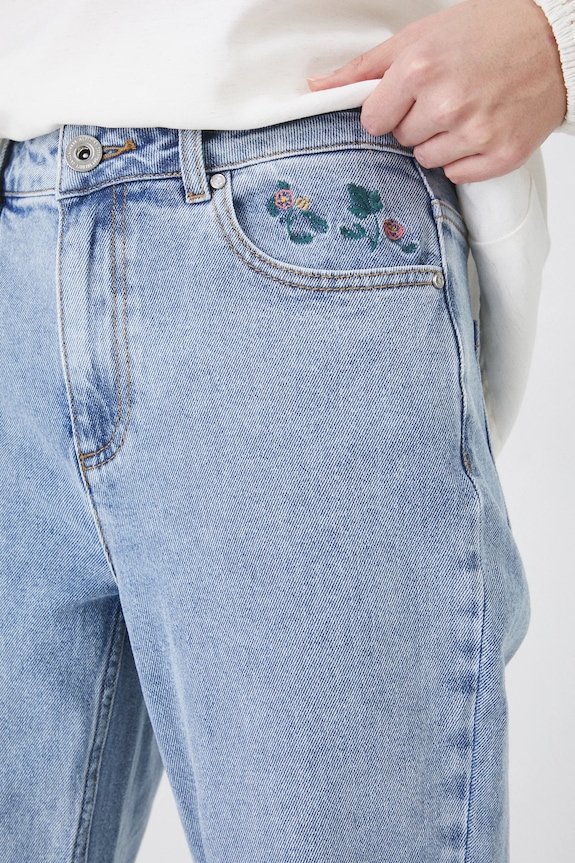 Jeansy damskie mom fit z ozdobnym haftem kolor niebieski niebieski RS25-SJD251