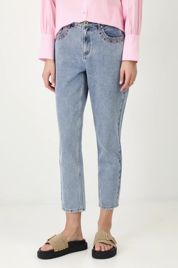 Jeansy bawełniane damskie mom fit z ozdobnym haftem kolor niebieski niebieski RS25-SJD506