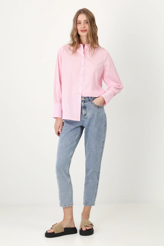 Jeansy bawełniane damskie mom fit z ozdobnym haftem kolor niebieski RS25-SJD506 niebieski RS25
