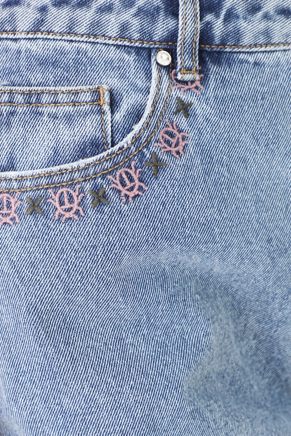 Jeansy bawełniane damskie mom fit z ozdobnym haftem kolor niebieski niebieski RS25-SJD506